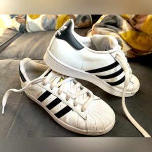 Women’s Size 6 Adidas superstar, black, stripe, leather sneaker.